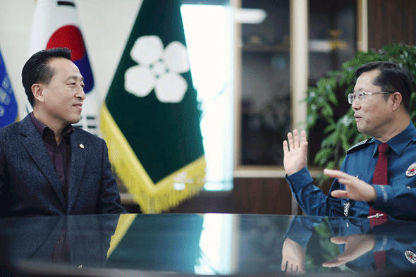 							김홍성 화성시의장이 동탄경찰서장과 대화를 나누고 있다. @사진=화성시의회