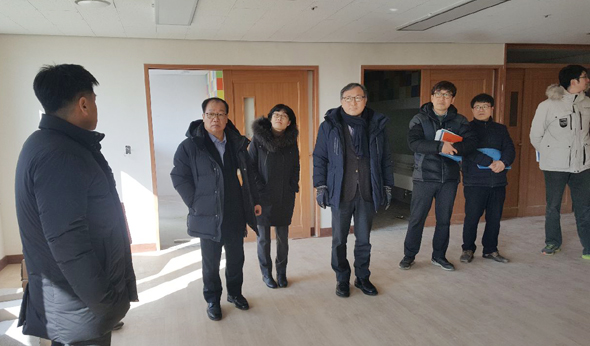 							유근식 경기도의원이 1일 빛가온유치원과 역세중학교 공사현장을 점검했다.