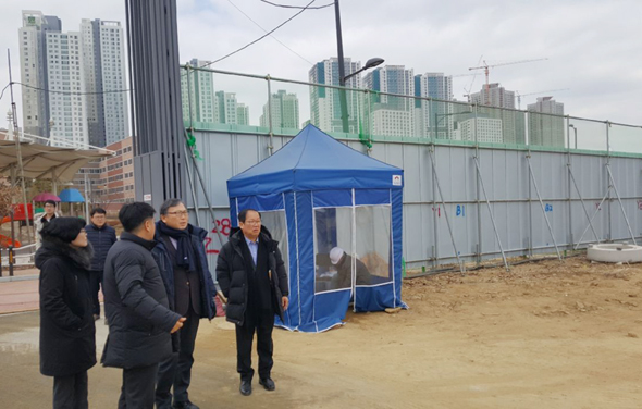 							유근식 경기도의원이 1일 빛가온유치원과 역세중학교 공사현장을 점검했다.