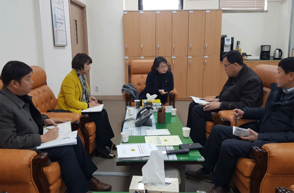 							김미리 경기도의원이 도교육청 관계자들과 학교도서관 사서 미배치교에 대한 대책을 논의했다.