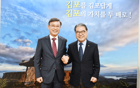 							사진 왼쪽부터 정하영 김포시장과 이재정 경기도교육감