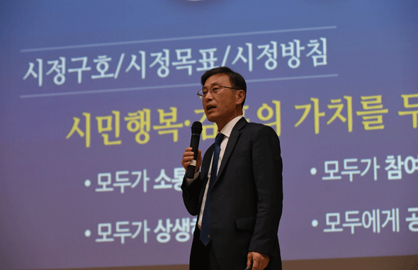 							정하영 김포시장이 지난 2월 28일 ‘김포시 평화담은 혁신교육지구 사업설명회’에 참석해 발언하고 있다.