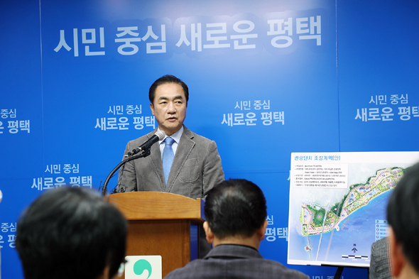 							정장선 평택시장이 11일 언론브리핑을 통해 '평택호 관광단지 개발사업 추진'을 발표하고 있다.
