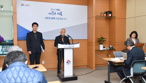 							시흥시는 26일 김영진 환경국장 주재로 언론브리핑을 열고, ‘미세먼지 저감 관리 계획’을 발표했다.