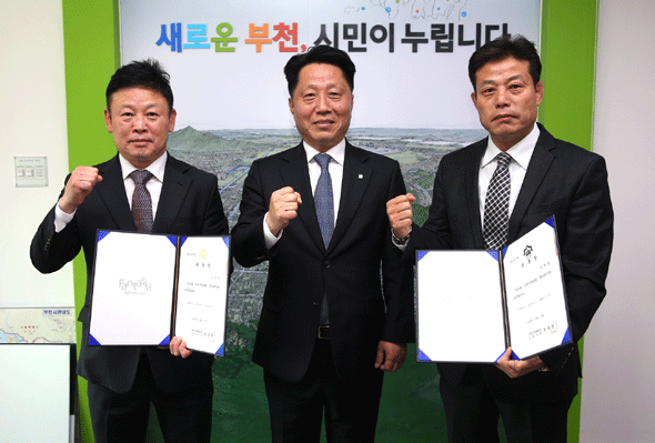 							사진 왼쪽부터 유명우 선수, 장덕천 부천시장, 김재엽 선수
