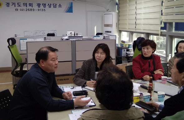 							김영준 경기도의원(사진 왼쪽)이 (전)6구역재개발추진위원회 관계자들과 간담회를 하고 있다.