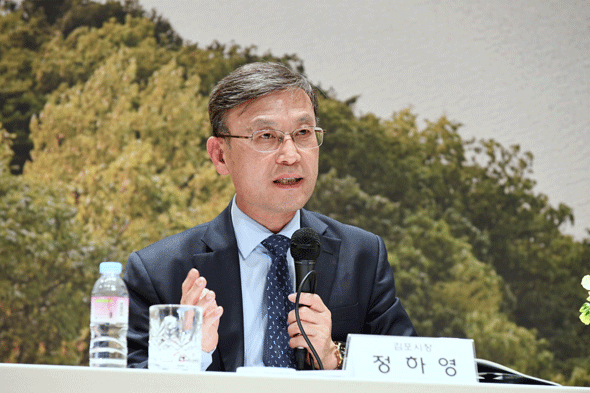 							정하영 김포시장이 8일 '한강하구 평화적 활용을 위한 포럼'에 참석해 발언하고 있다.