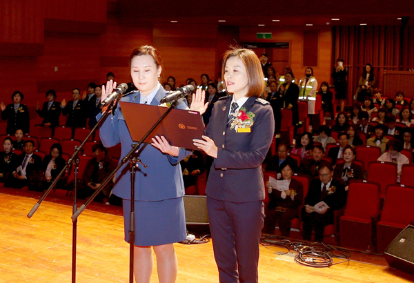 							(사진 왼쪽부터) 우수미 학부모폴리스단장과 김기옥 어머니폴리스단장이 선서를 하고 있다. @사진=광명시