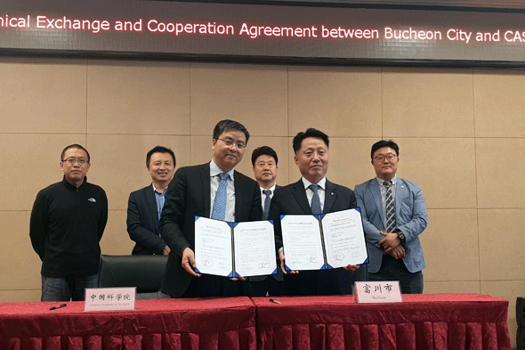 							장덕천 부천시장(오른쪽)과 짜오웨이 중국과학원 시안지사장이 협약서를 들어 보이고 있다.