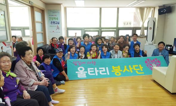 							울타리봉사단이 7일 소하휴먼시아4단지 경로당에서 어버이날 효 행사를 열었다.