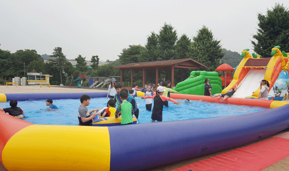 							안서초등학교가 21일 여름계절학교 및 사랑나눔 힐링캠프를 개최했다.