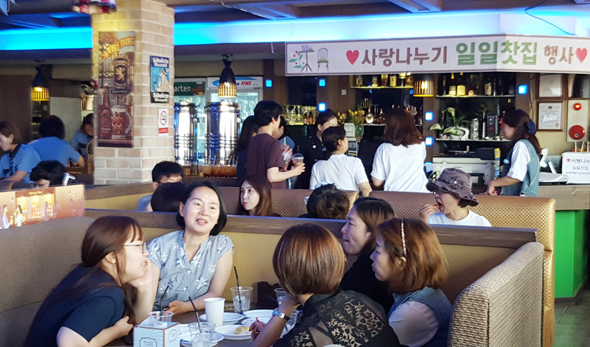 							광명경찰서 녹색어머니회가 주최한 '사랑나누기 일일찻집'이 25일 열렸다.