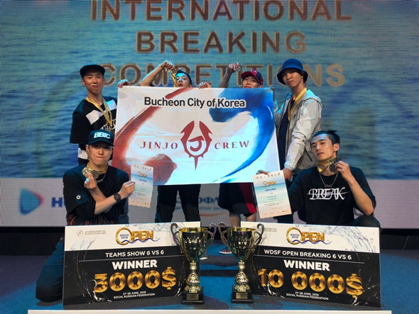 							SOCHI OPEN 2019에서 2개 부분 금메달을 획득한 진조크루