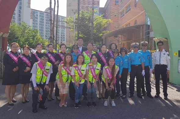 							광명경찰서 녹색어머니회 등굣길 교통안전캠페인이 9일 충현초에서 열렸다.