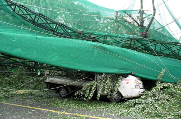 							지난 2010년 9월 태풍 '곤파스'로 인해 광명골프연습장 철탑과 그물망이 붕괴하면서 도로에 주차된 차량을 덮친 모습. @광명지역신문 DB