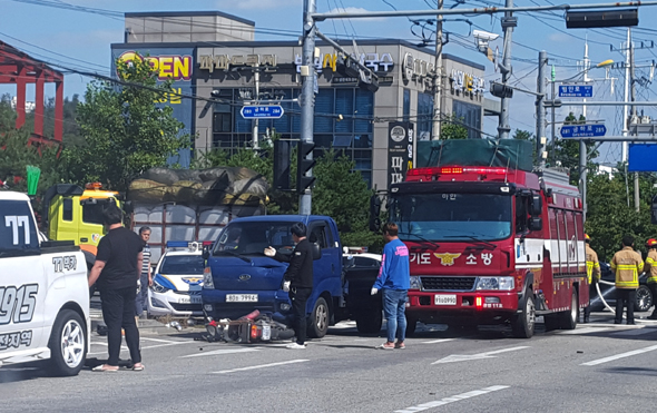 							23일 오전 11시 16분경 광명시 하안동 범안사거리에서 1톤 트럭과 오토바이 충돌사고로 70대 오토바이 운전자가 사망했다.
