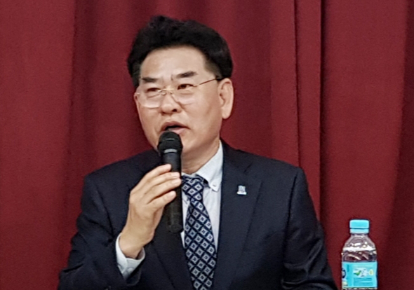 							강신성 위원장이 주민설명회 개최 취지를 설명하고 있다.