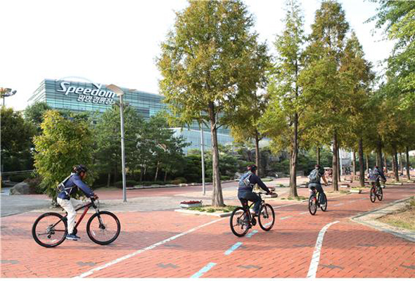							희망길벗 힐링 자전거교실 참가자들이 광명 스피돔에서 라이딩 교육을 받고 있다.