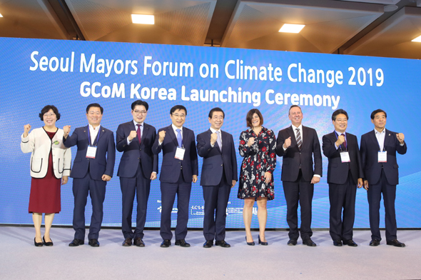 							박승원 광명시장(왼쪽 두번째)은 24일 서울 코엑스에서 열린 ‘2019 기후변화대응 세계도시 시장포럼’에 참석하여 글로벌 기후에너지 시장협약에 가입했다