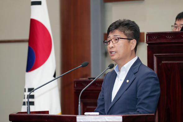 							이일규 시의원이 28일 시의회 본회의장 5분 발언에서 박 시장의 불통 문제를 지적하고 있다.