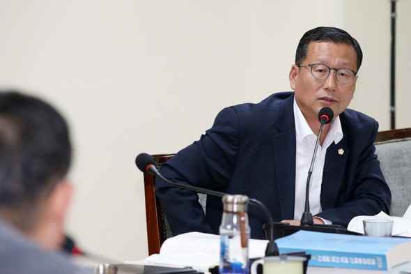 							김윤호 광명시의원이 26일 안전총괄과 행정사무감사에서 국제안전도시 추진 약속을 철저히 이행할 것을 주문했다.
