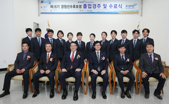 							제16기 경정선수 후보생 졸업식 후 기념촬영(앞줄 왼쪽 세번째 조재기 이사장)