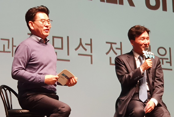							강신성 예비후보(왼쪽)와 김민석 전 민주연구원장이 토크쇼를 하고 있다.