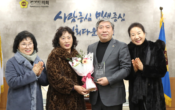 							송한준 의장(왼쪽 세번째)이 17일 방송통신고 만학도들로부터 감사패를 받았다.