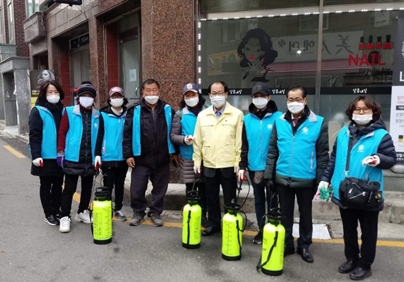 							유근식 경기도의원(오른쪽에서 네번째)이 (사)아태환경NGO 한국본부 광명시협의회 회원들과 코로나19 방역활동을 전개했다.