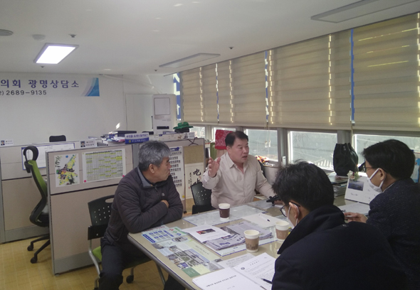 							김영준 경기도의원이 스몸비 예방 방안을 논의하고 있다.