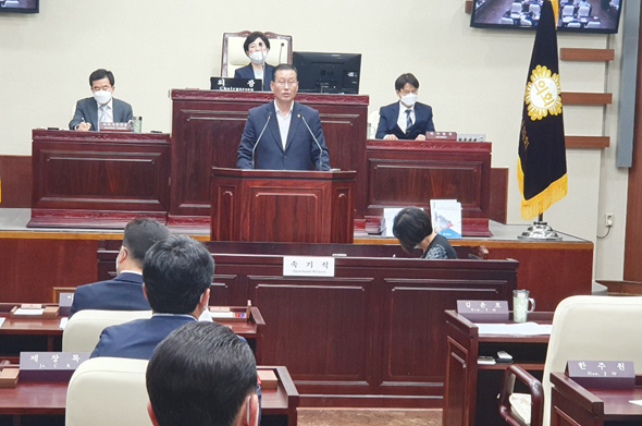 							김윤호 광명시의원이 20일 시의회 본회의장에서 5분발언에서 '광명타워 도시재생사업 다른법인출자타당성 용역 최종보거서'의 조작의혹을 제기했다.