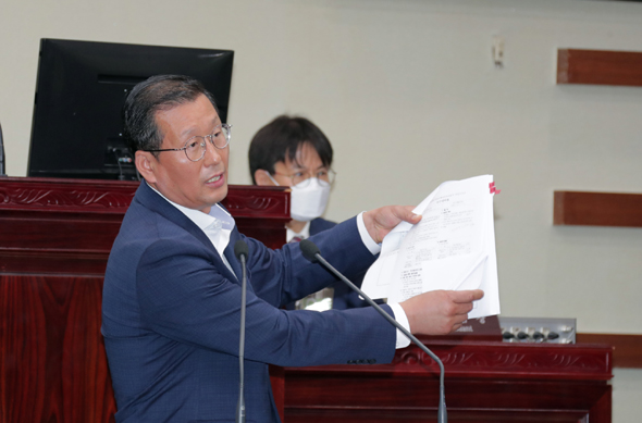 							광명시의회 민주당의 후반기 의장후보로 선출된 김윤호 시의원