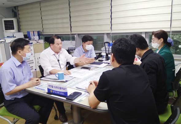 							김영준 경기도의원이 10일 이주희 시의원, 광명시 관계공무원들과 함께 광명3동 가로주택정비사업 추진상황을 점검했다.