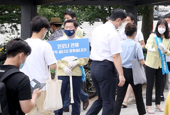 							박승원 광명시장이 18일 오전 철산역 앞에서 코로나19 개인방역 캠페인을 하고 있다. (사진=광명시)