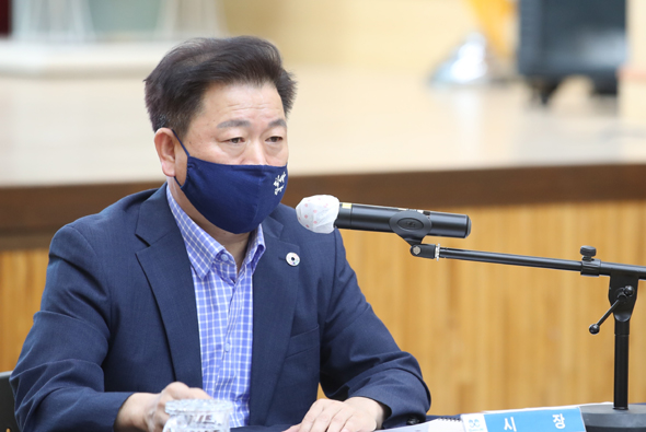 							박승원 광명시장이 7일 시청 대회의실에서 ‘2021년 신규사업 보고회’를 주재하고 있다. (사진=광명시)