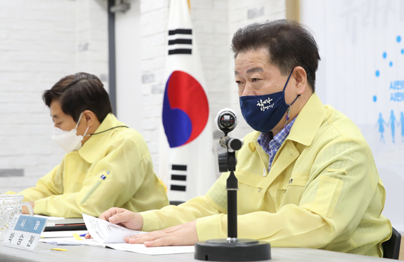 							박승원 광명시장이 '코로나19 대응, 추석명절 종합 대책 보고회’를 주재하고 있다. (사진=광명시)