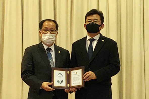 							유근식 도의원(왼쪽)이 18일 '제1회 경기도의회 교섭단체 더불어민주당 올해의 의원상'을 수상했다.