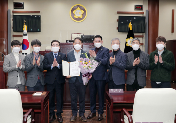 							안성환 광명시의원(사진 왼쪽 네번째)이 '2020 지방의원 매니페스토 약속대상' 조례분야 최우수상을 수상했다. (사진=광명시의회)