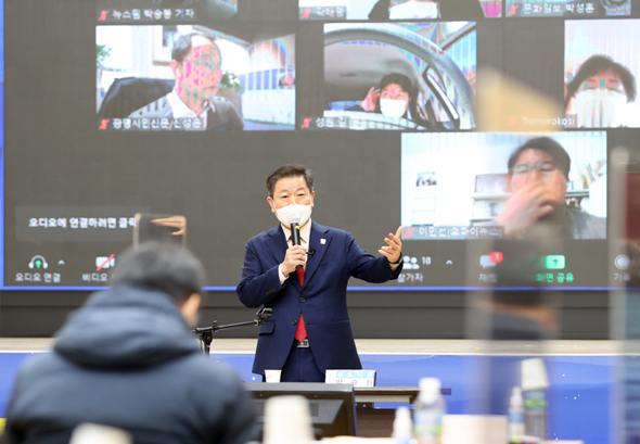 박승원 광명시장이 17일 시청 대회의실에서 신년기자회견을 하고 있다. (사진=광명시)
