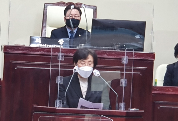							조미수 광명시의원이 18일 시의회 본회의장에서 5분 발언을 하고 있다.