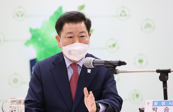 							LH직원들의 광명시흥 신도시 투기 의혹 파문이 확산되는 가운데 박승원 광명시장이 공직자 투기 조사를 대폭 확대하겠다고 밝혔다.