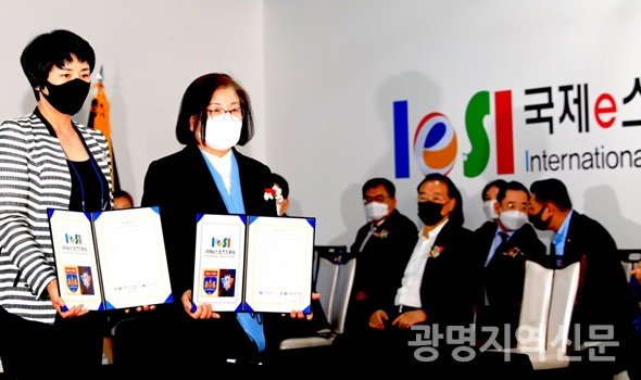							전옥이 국제e스포츠진흥원 이사장(사진 왼쪽 두번째)이 한국골프대학교와 MOU를 체결하고 있다.