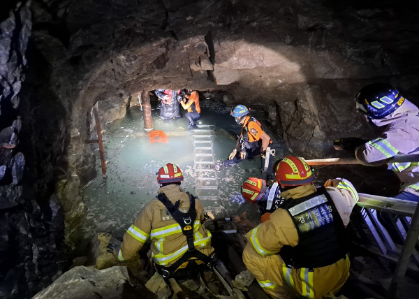							23일 오전 광명동굴 내 공포체험관 바닥이 무너져 1명이 부상을 당하는 사고가 발생했다.