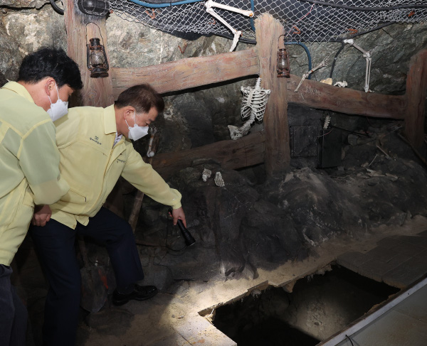 							박승원 광명시장이 24일 광명동굴 사고현장을 확인하고 있다. (사진=광명시)