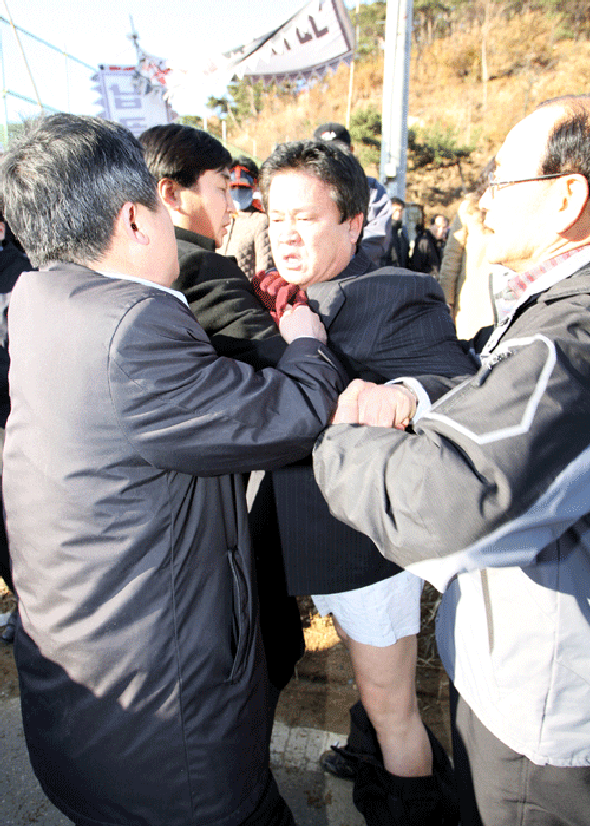 							2007년 광명메모리얼파크 건립을 반대하는 안양시 주민들에게 바지가 찢긴 이효선 당시 광명시장