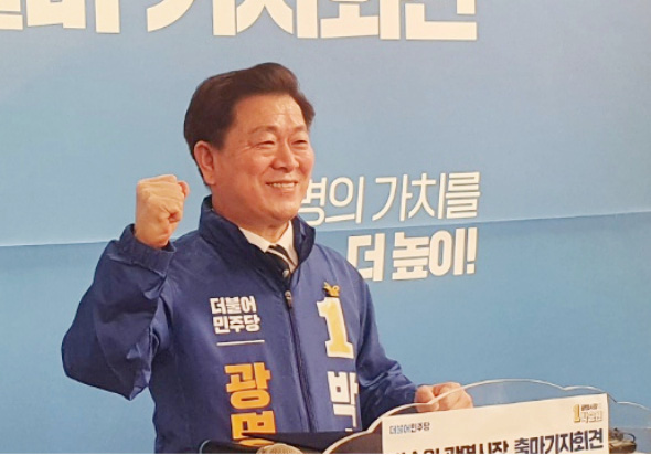 							박승원 광명시장이 16일 철산동 소재 선거사무소에서 출마기자회견을 했다.