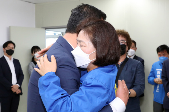 							김윤호 예비후보가 28일 임혜자 광명시장 예비후보의 지지를 선언했다. 사진은 지지선언 후 두 사람이 포옹하는 모습