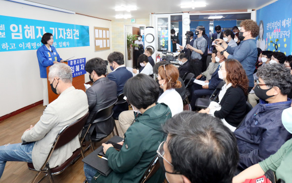 							임혜자 더불어민주당 광명시장 예비후보가 28일 기자회견을 하고 있다.