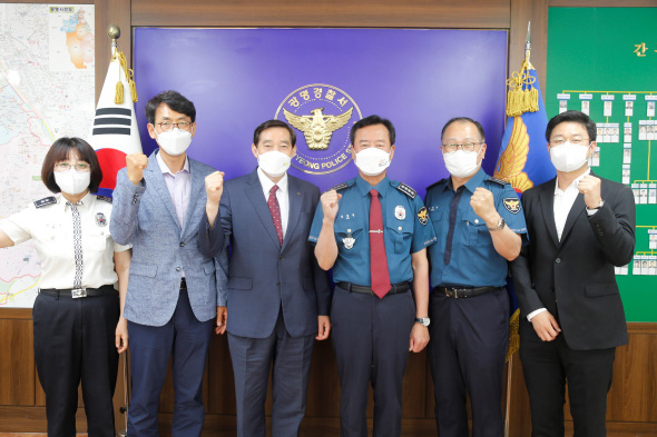 							광명경찰서와 한국교통안전공단 경기남부본부가 지난 9일 광명지역 교통사고 감소를 위한 간담회를 실시했다.