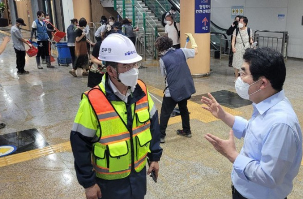 							침수현장을 방문한 양기대 국회의원(사진 오른쪽)